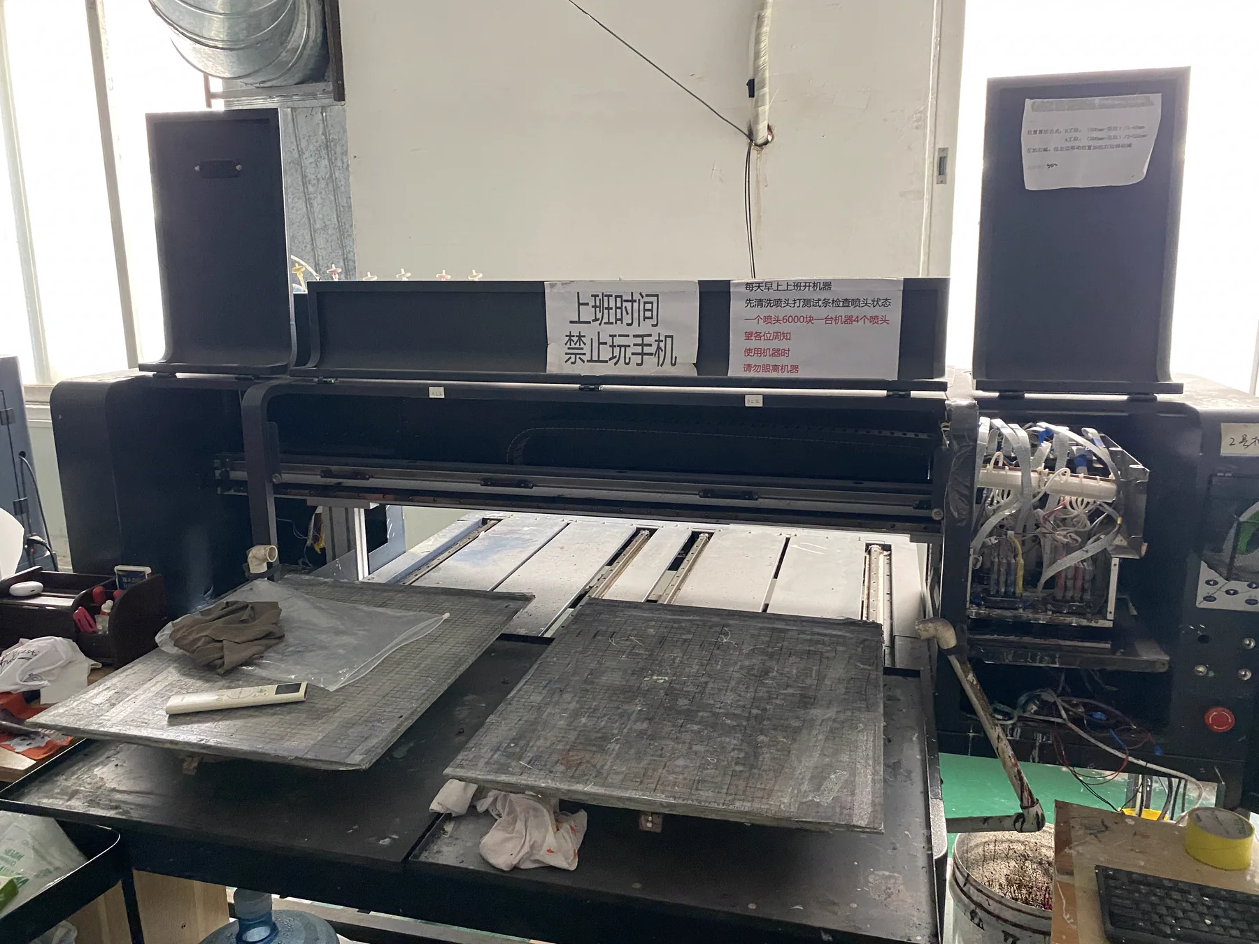 Digital white-ink printing equipment with a flat working table