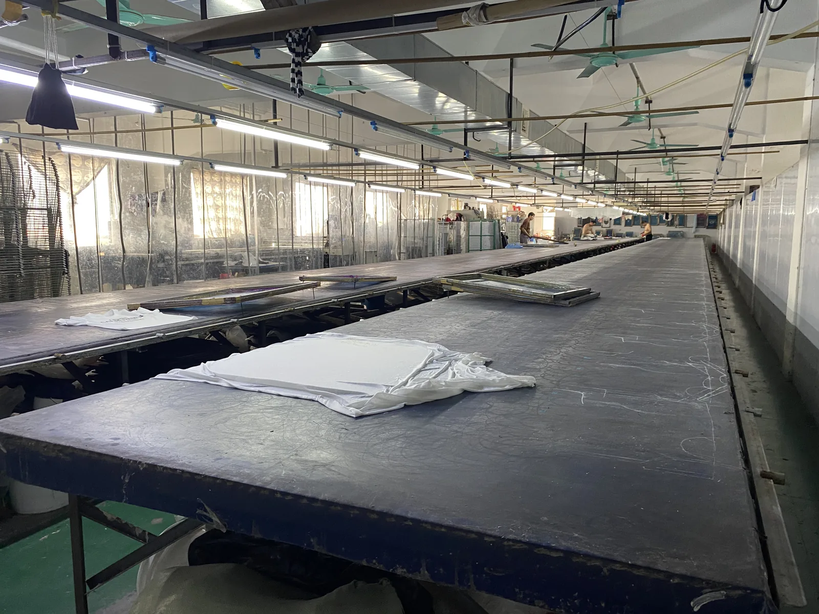 Screen printing workshop for special-effect apparel production