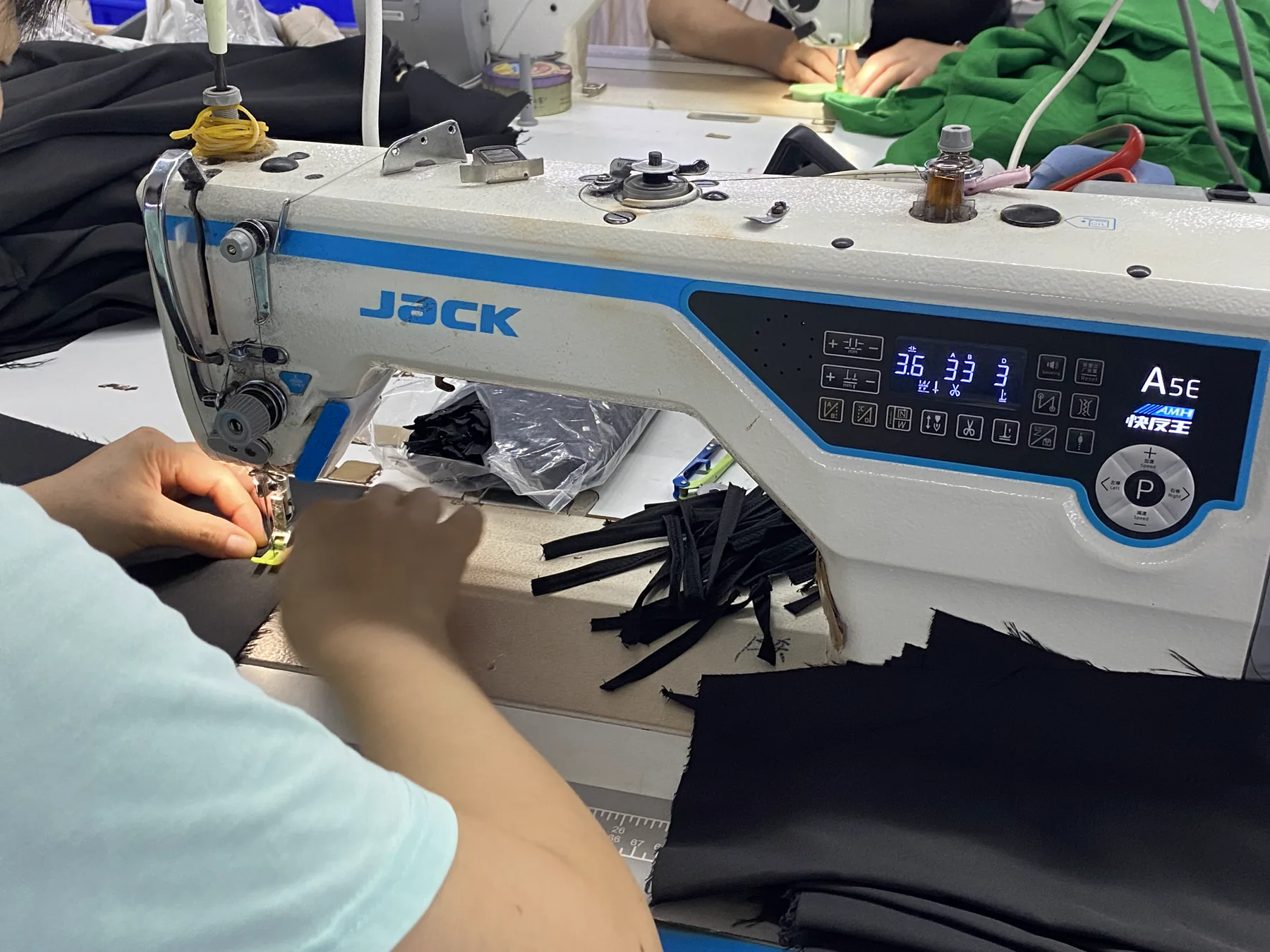 Straight stitch construction in the Jinshengyuan sewing workshop